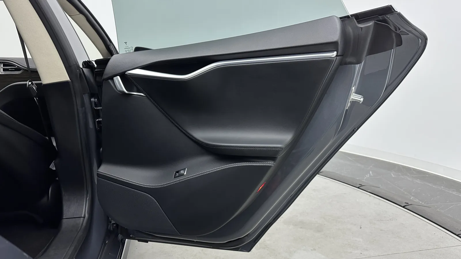 Tesla Model S photo 32