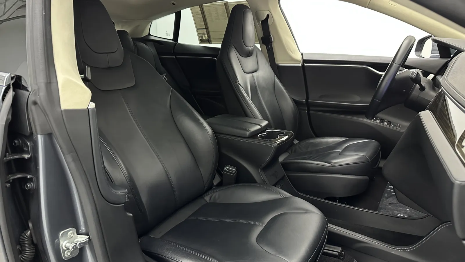 Tesla Model S photo 35