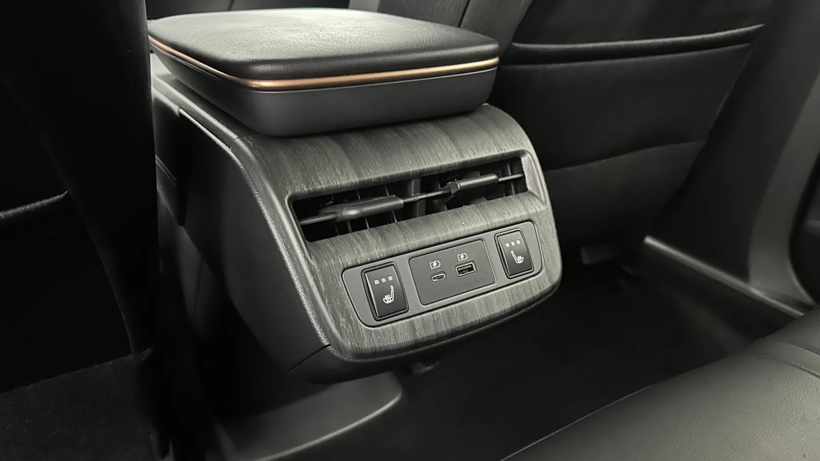 Nissan Ariya photo 27