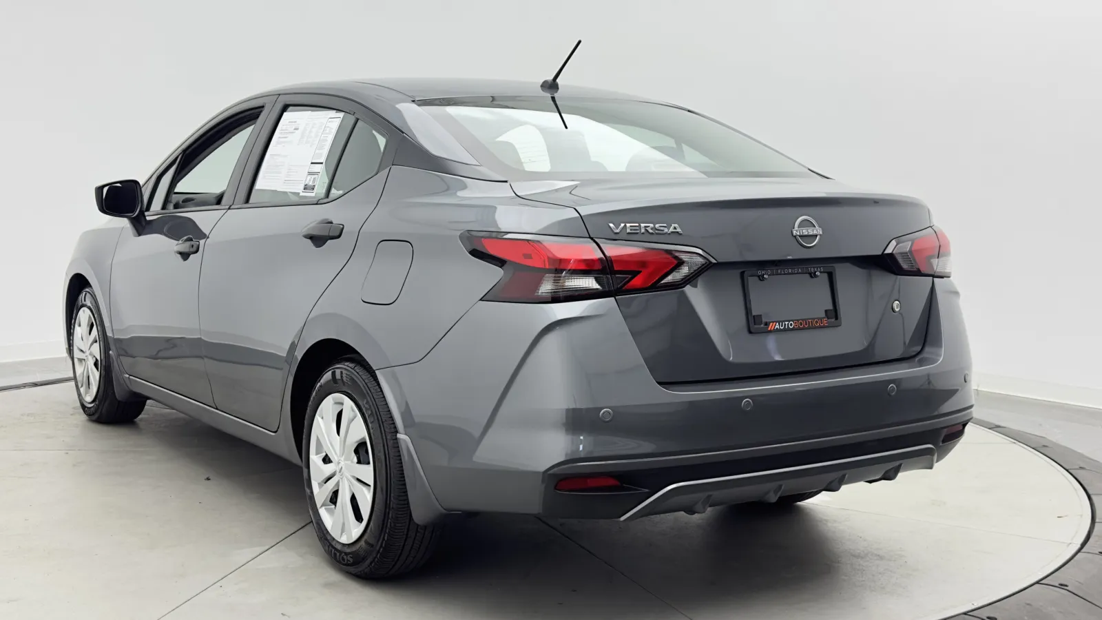 Nissan Versa photo 5