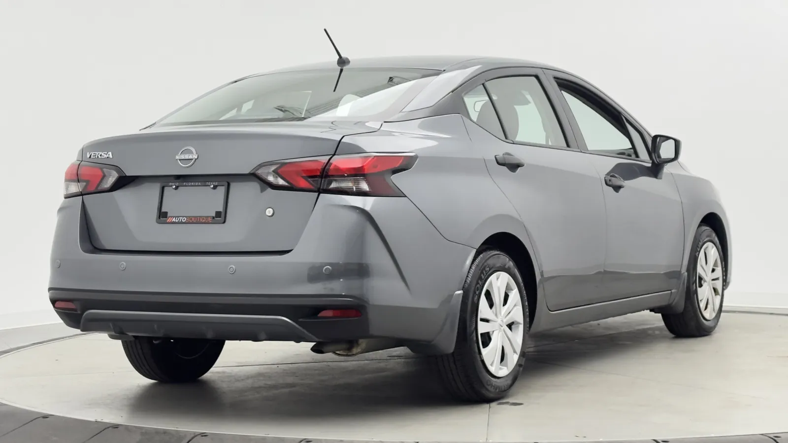 Nissan Versa photo 7