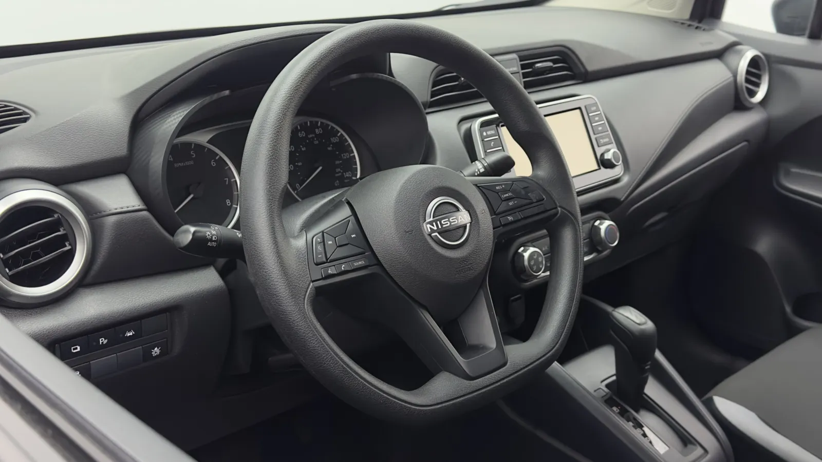 Nissan Versa photo 8