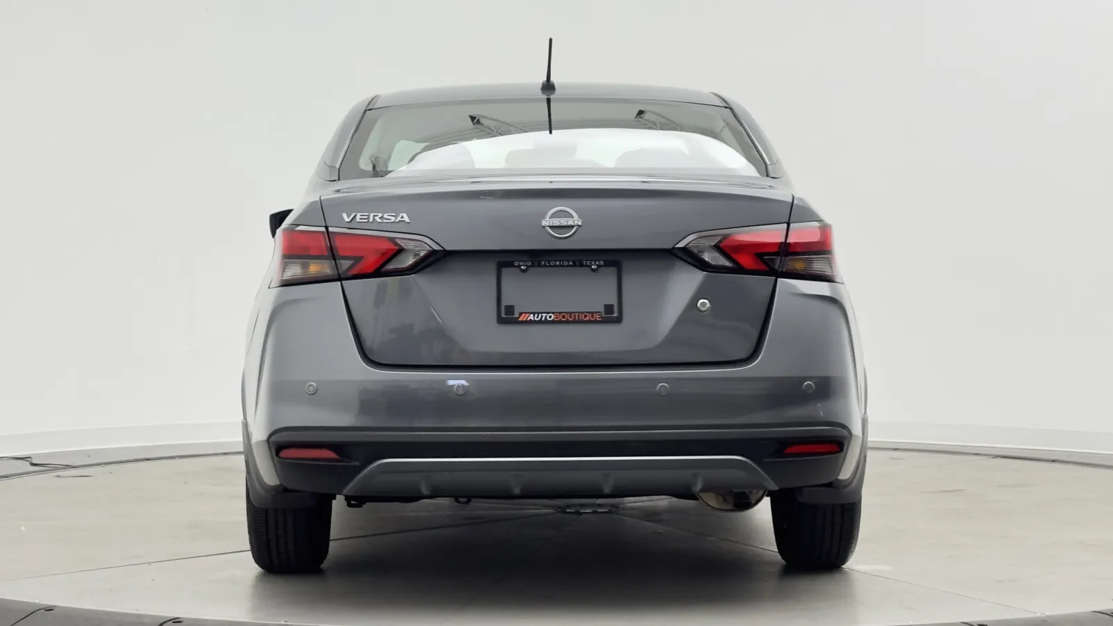 Nissan Versa photo 6