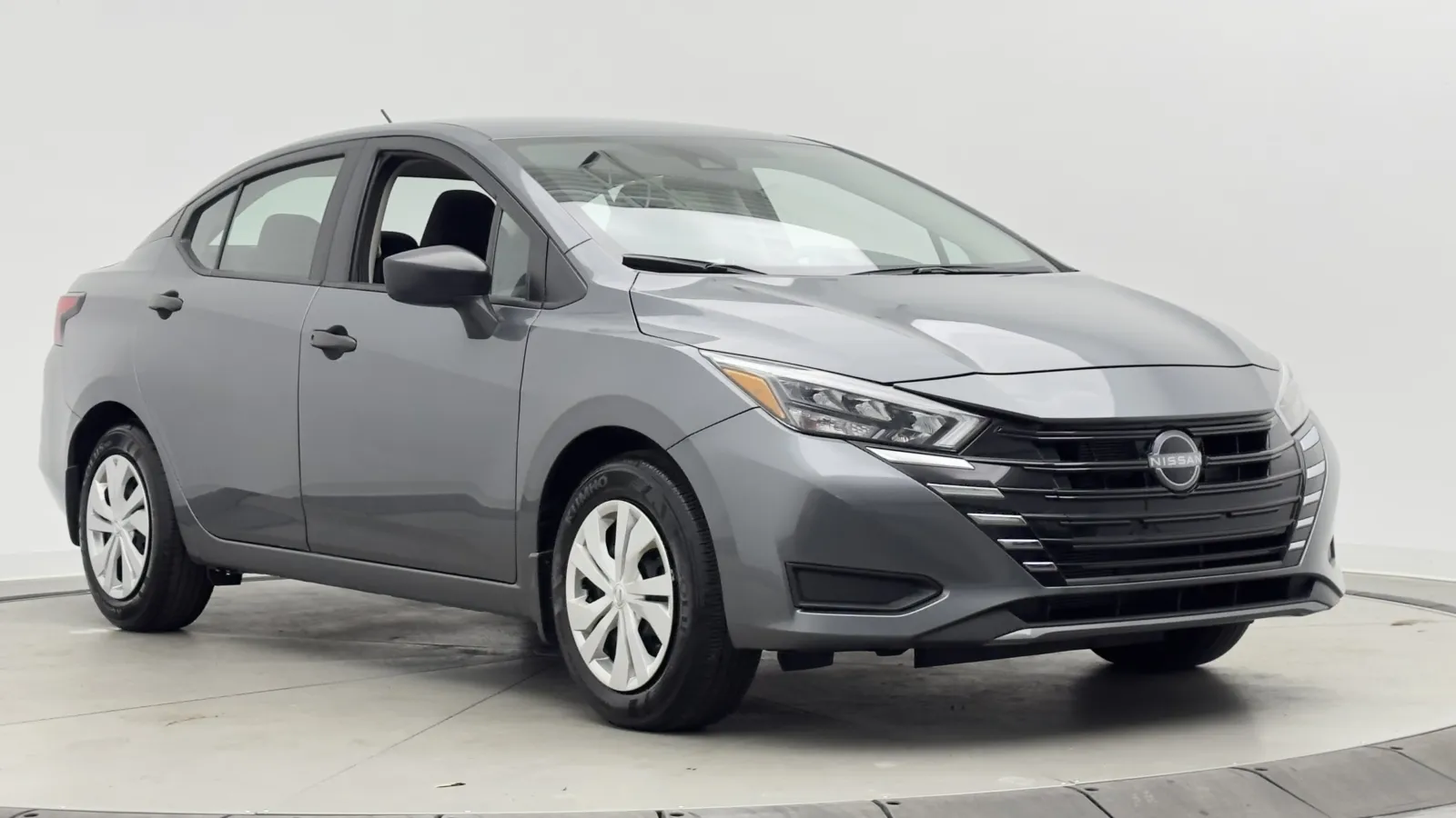 Nissan Versa photo 3