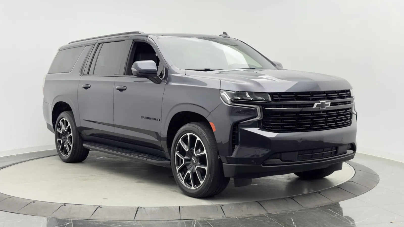 Chevrolet Suburban photo 3