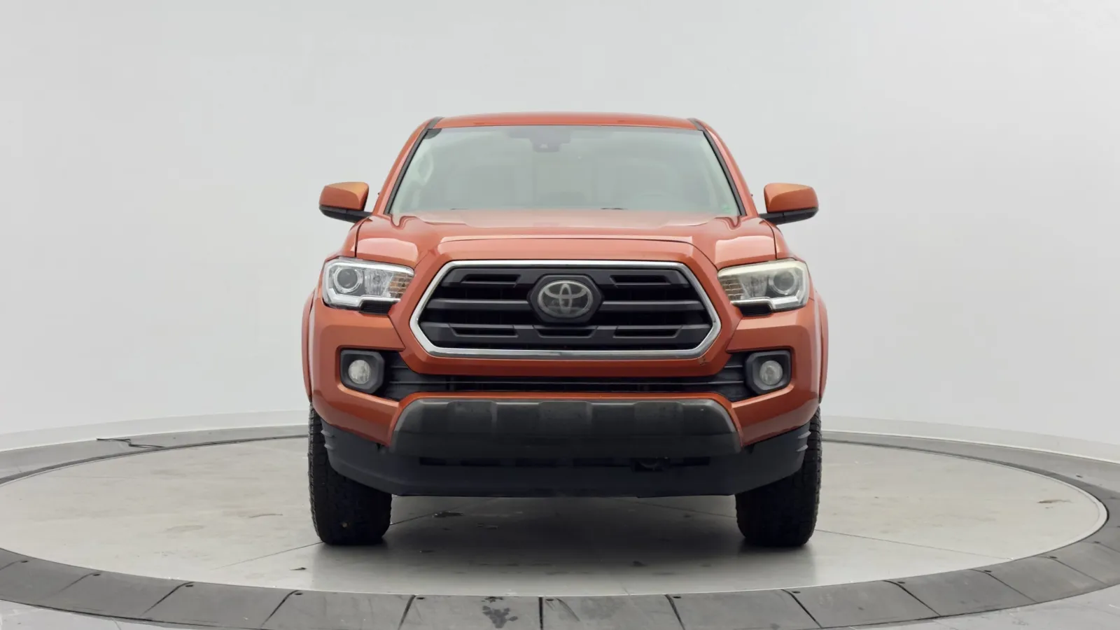 Toyota Tacoma photo 2