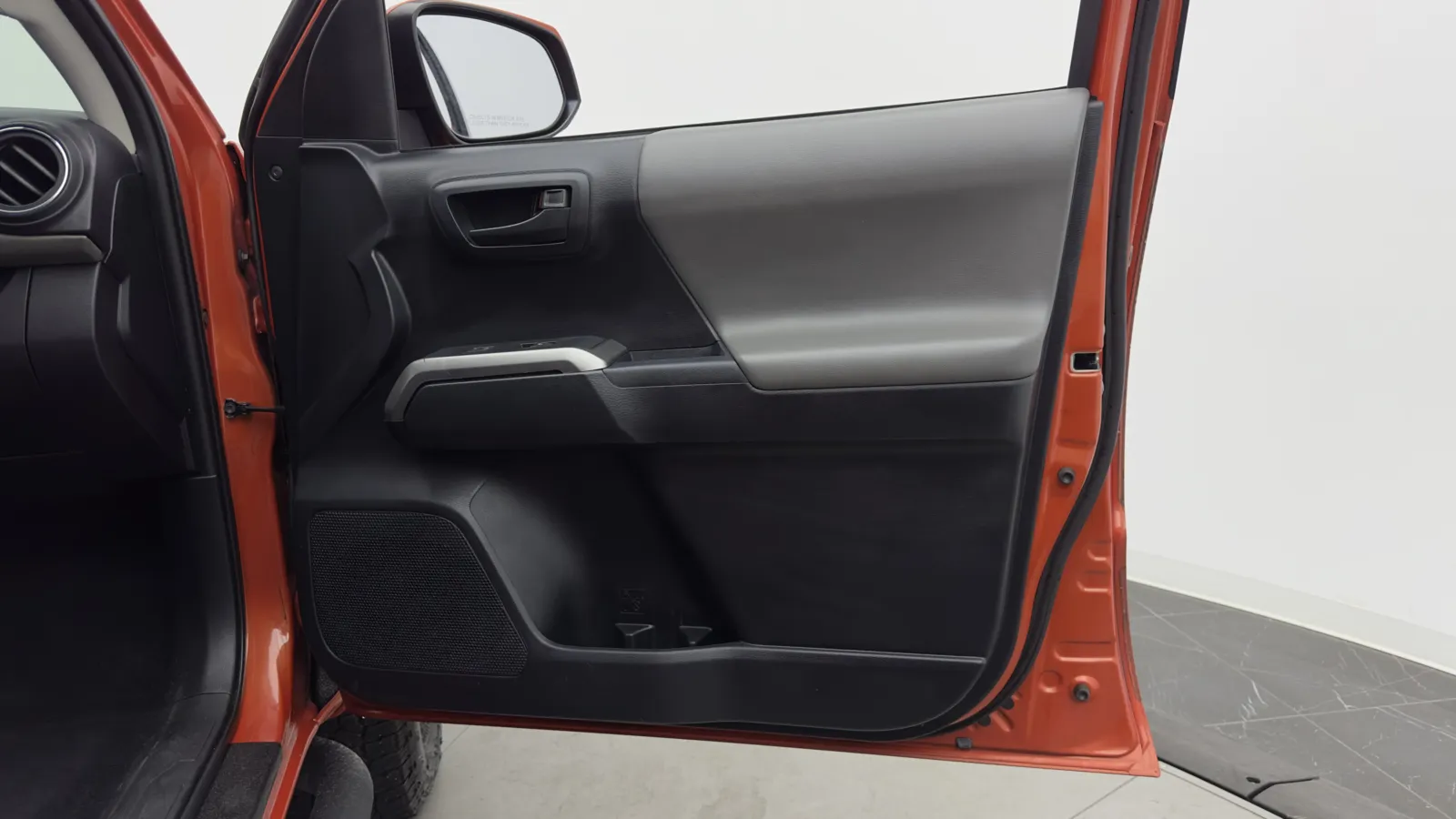 Toyota Tacoma photo 24