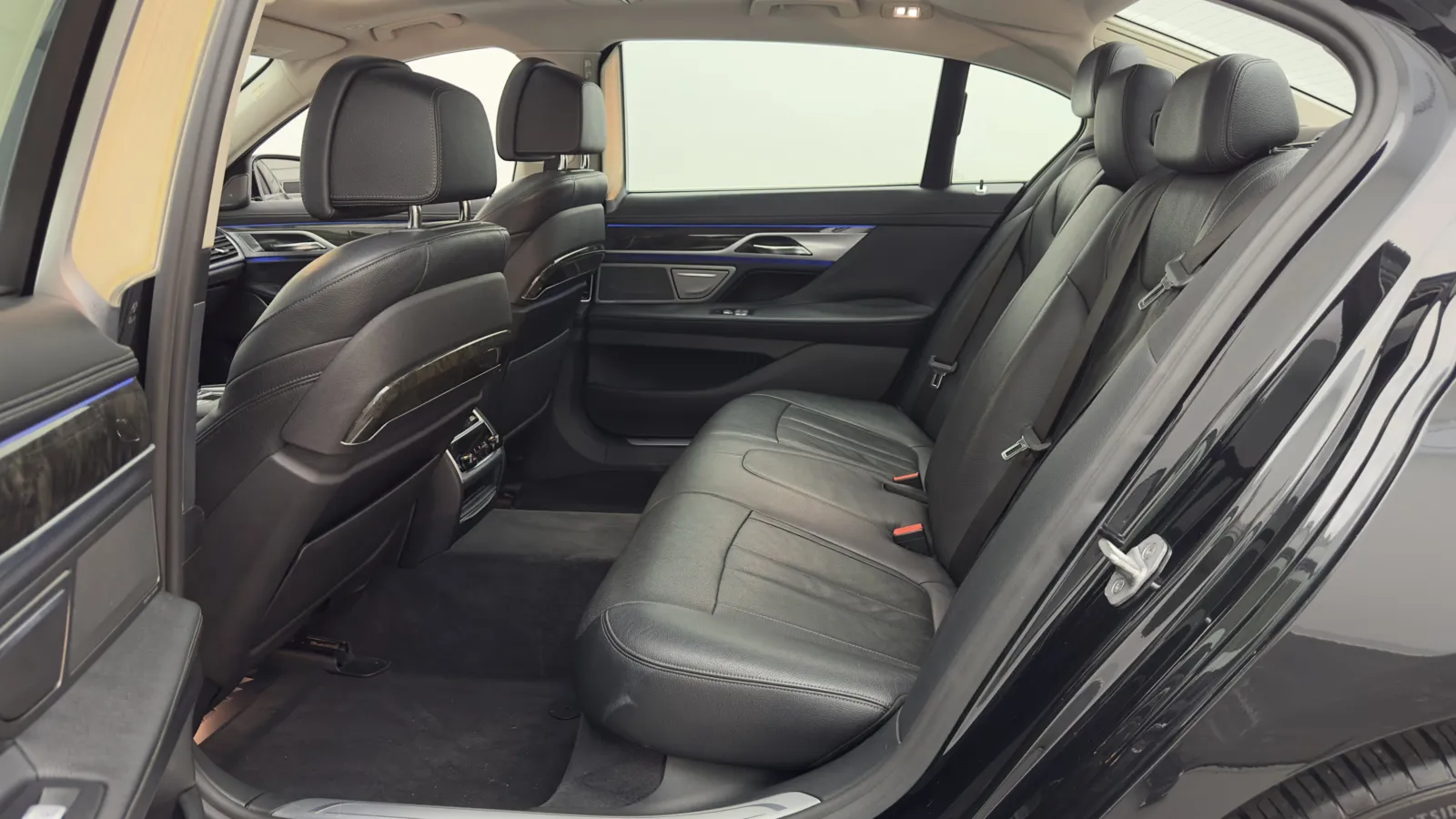 BMW 7 Series photo 29