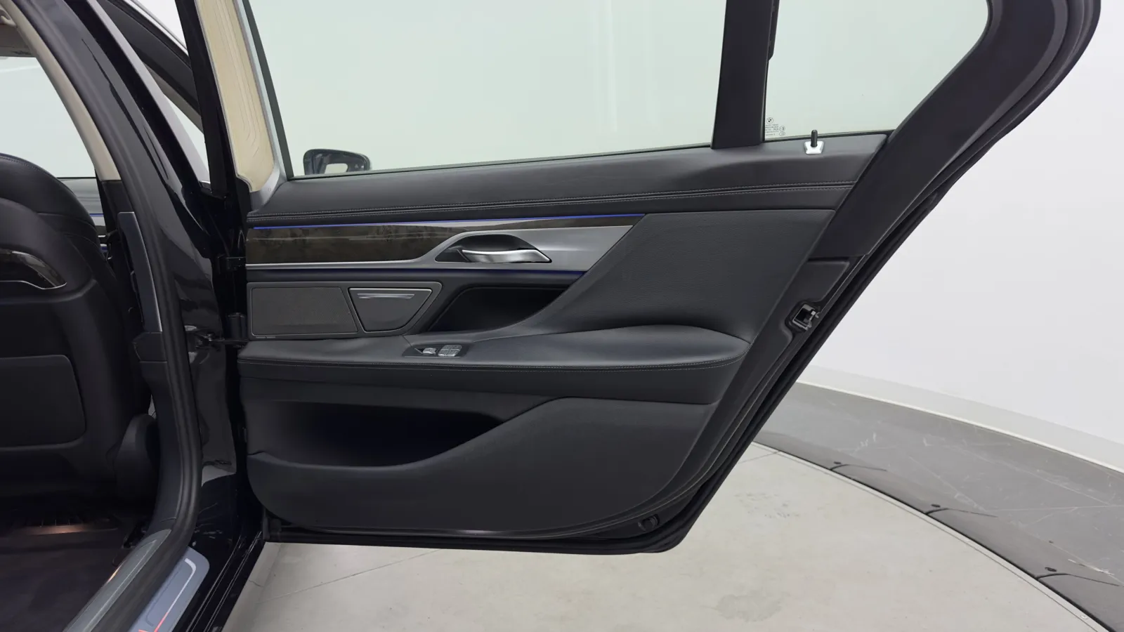 BMW 7 Series photo 40
