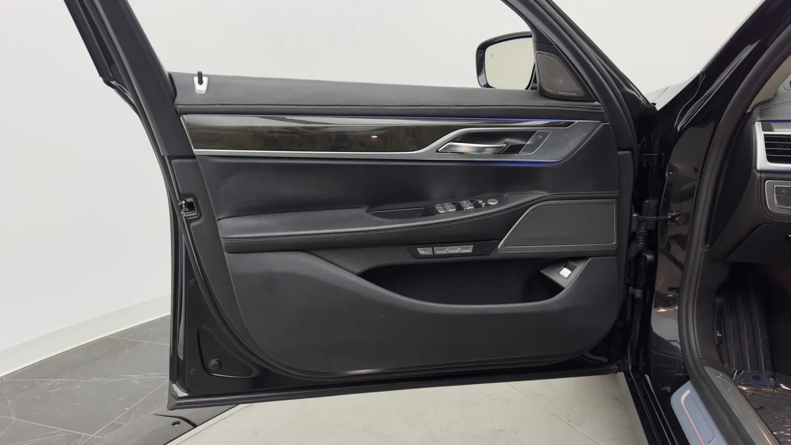 BMW 7 Series photo 11