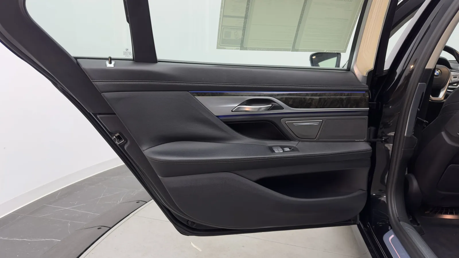 BMW 7 Series photo 30