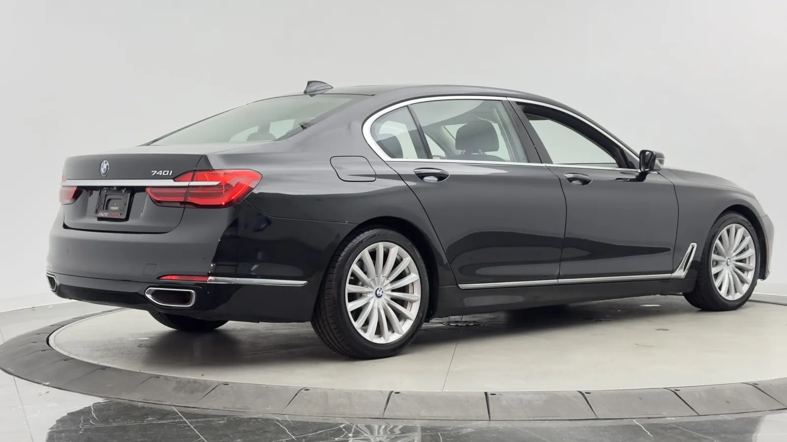 BMW 7 Series photo 9