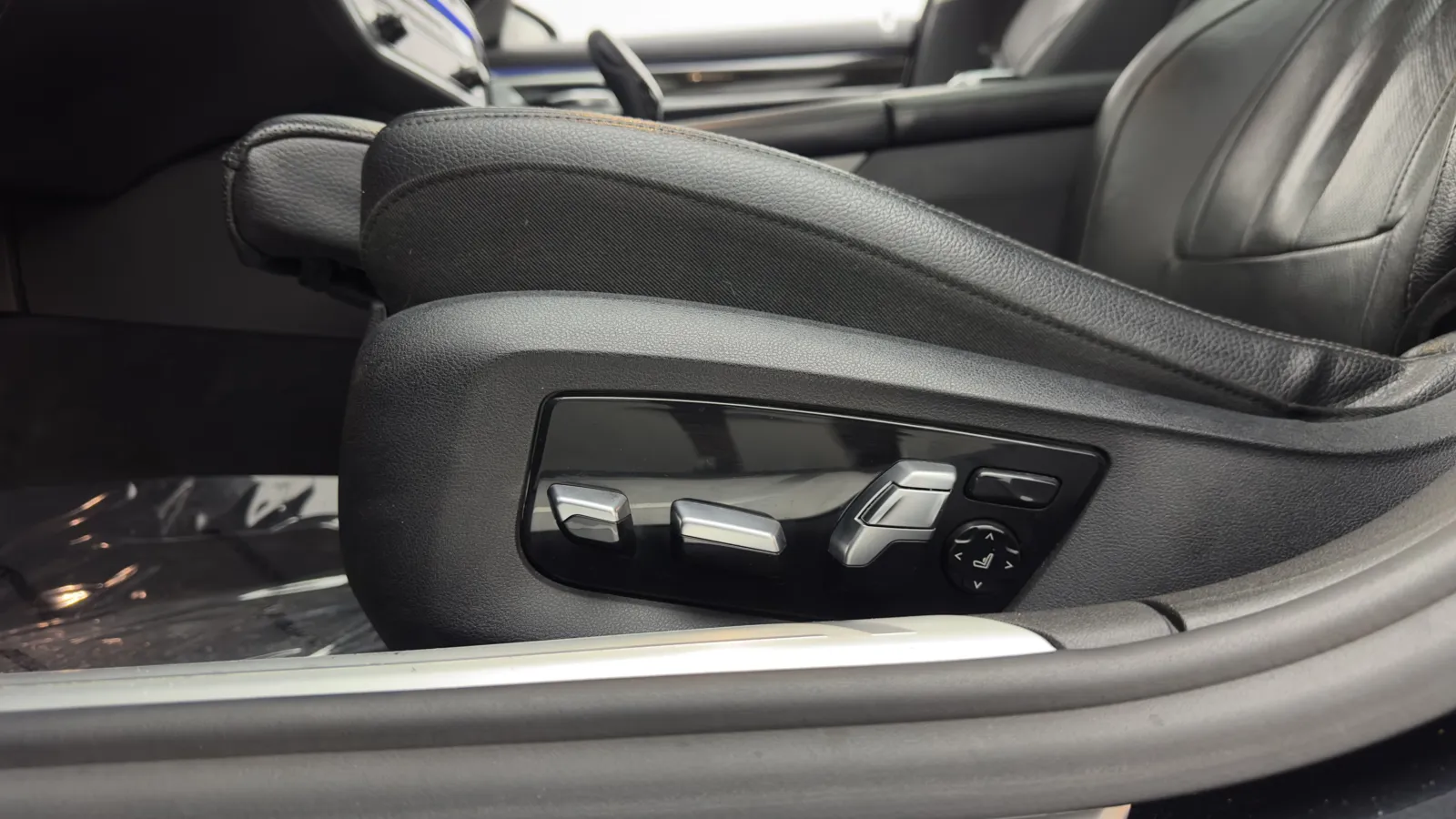 BMW 7 Series photo 17
