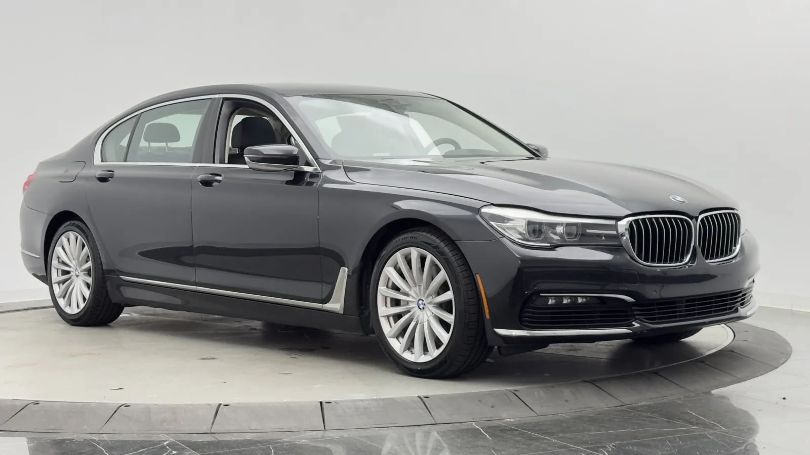 BMW 7 Series photo 3