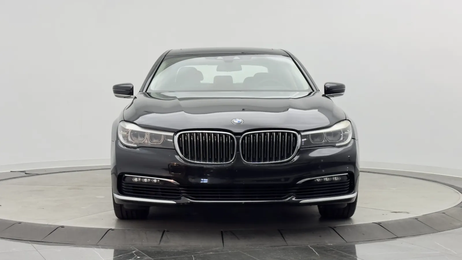 BMW 7 Series photo 2