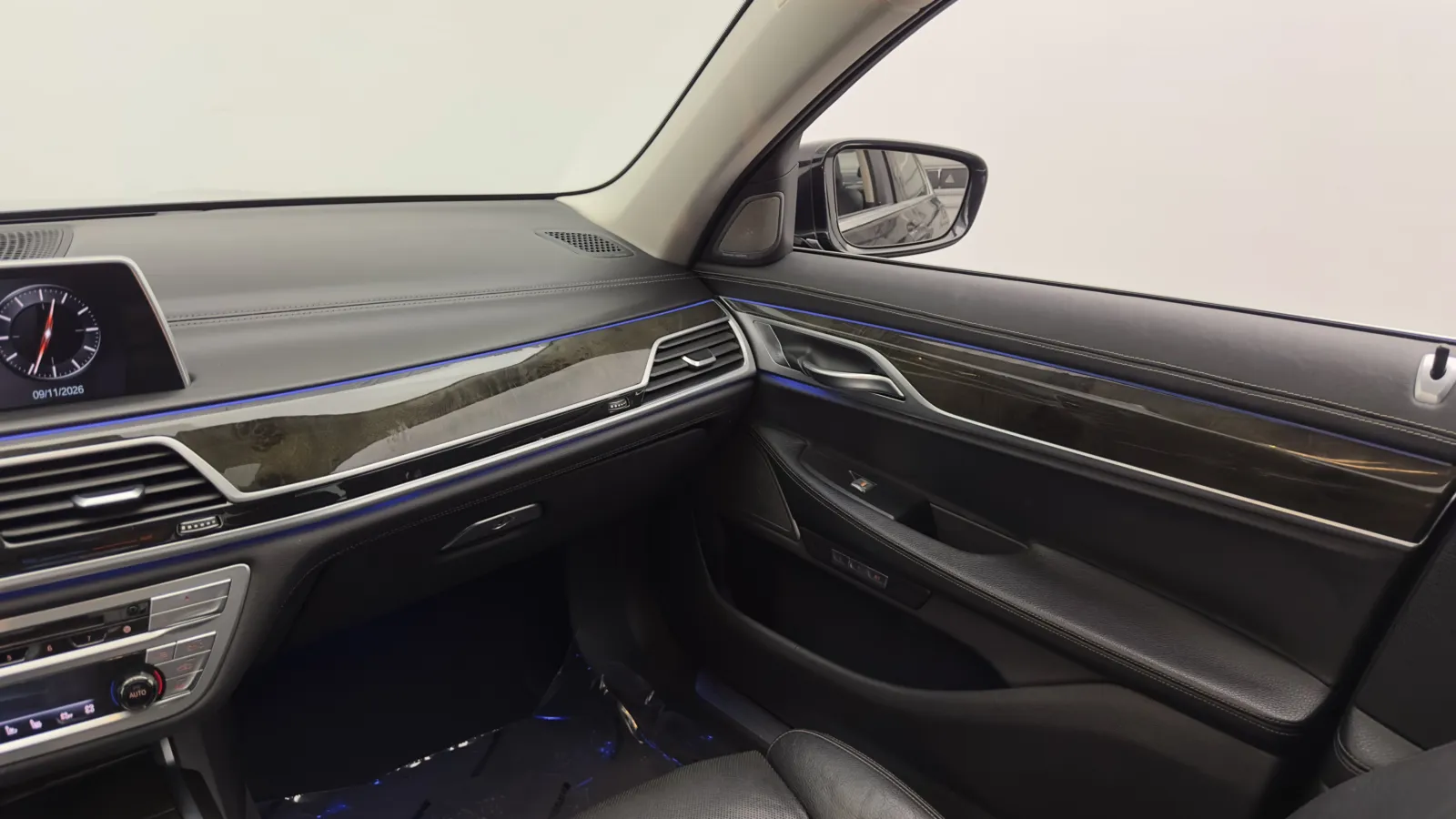 BMW 7 Series photo 35