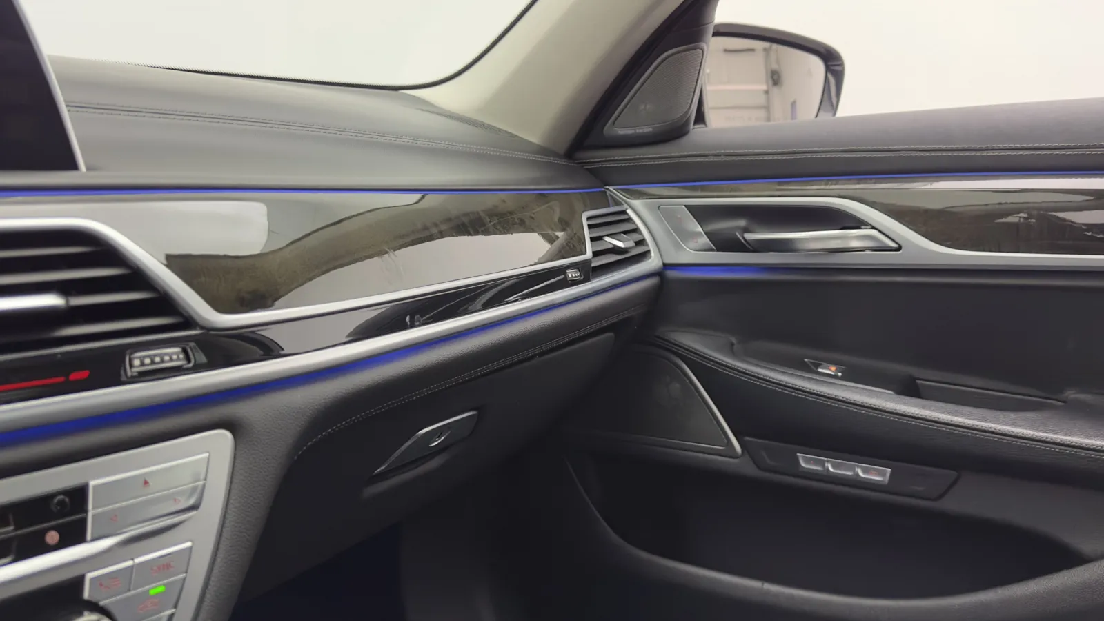BMW 7 Series photo 25