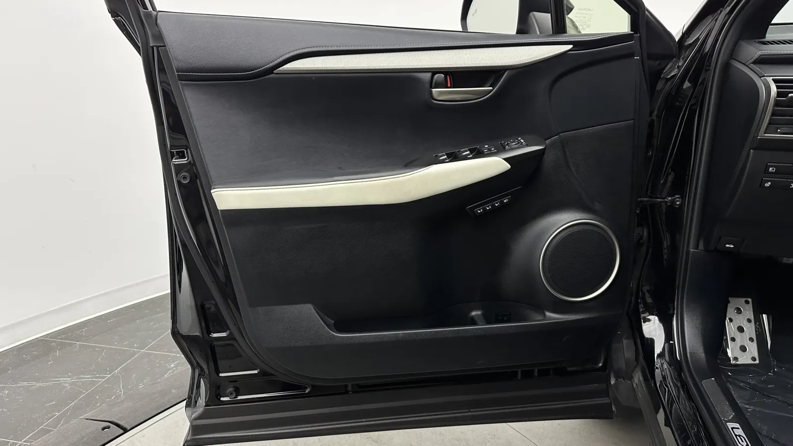 Lexus NX photo 10