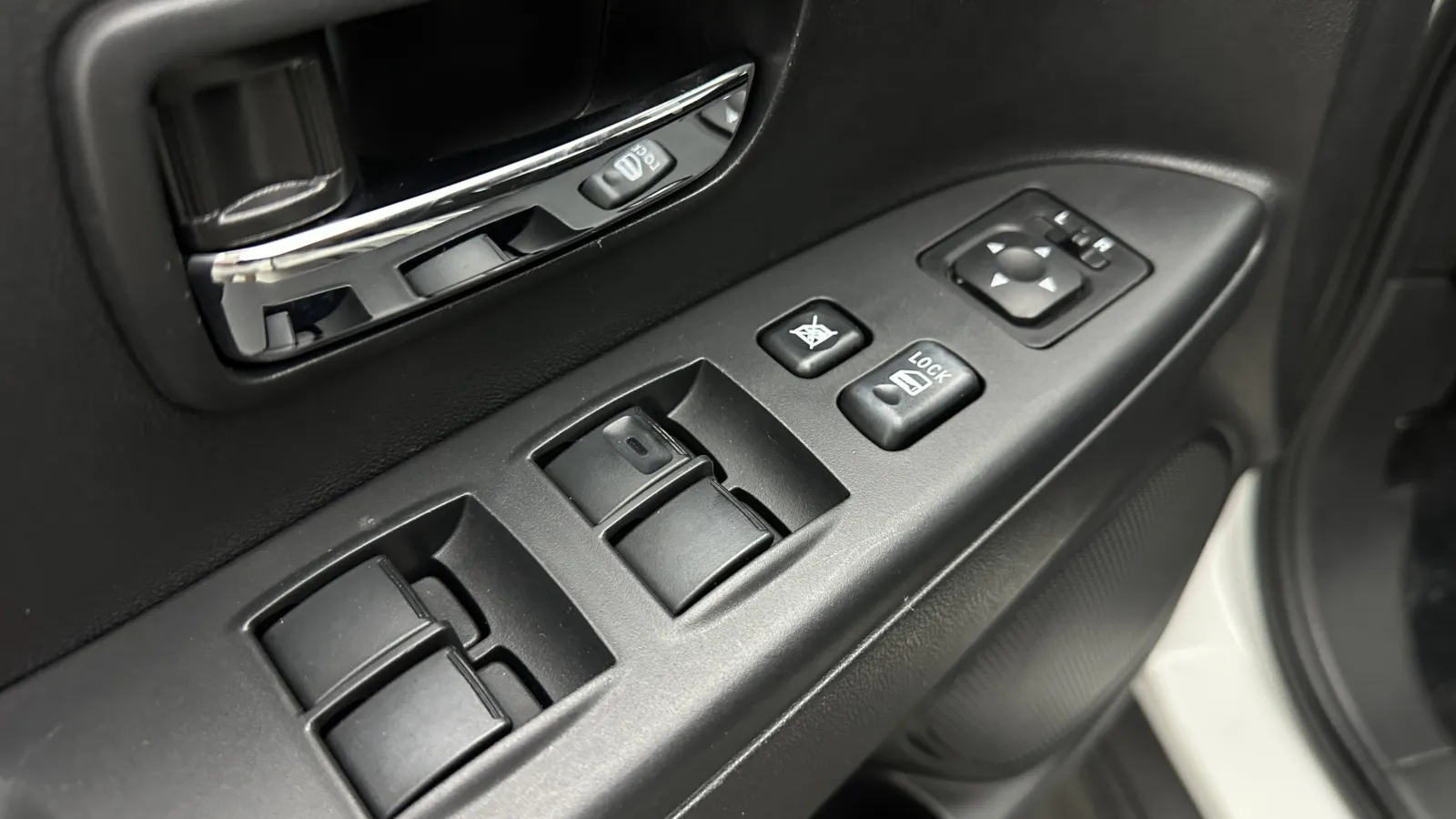 Mitsubishi Outlander Sport photo 11