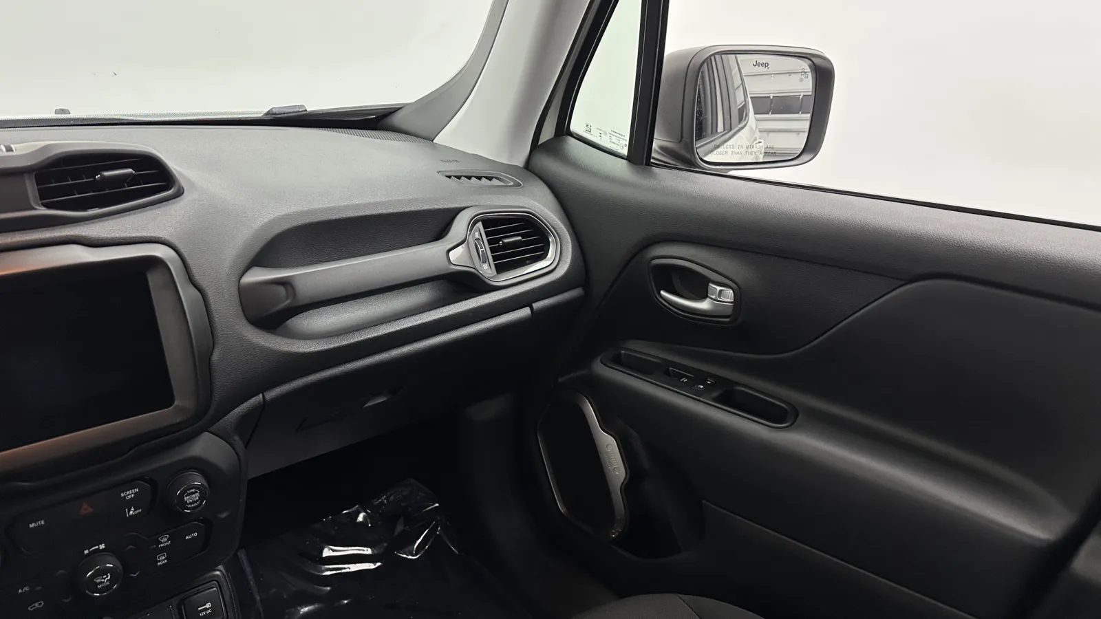 Jeep Renegade photo 30
