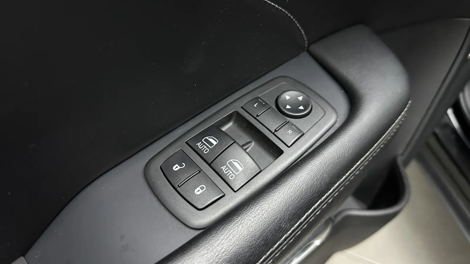 Dodge Challenger photo 11