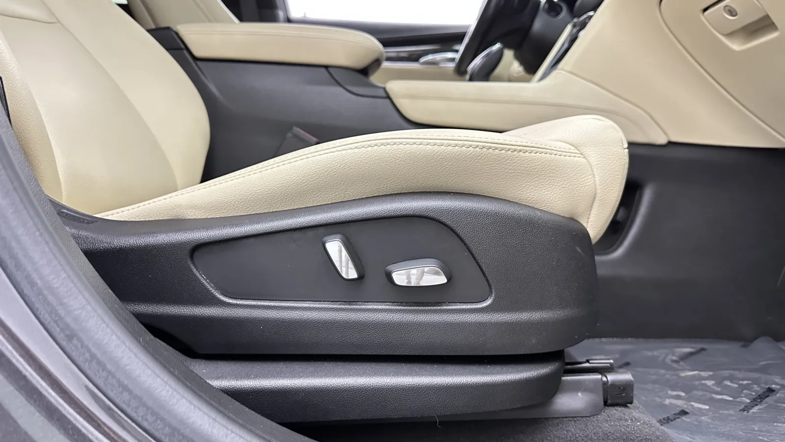Cadillac XT5 photo 36
