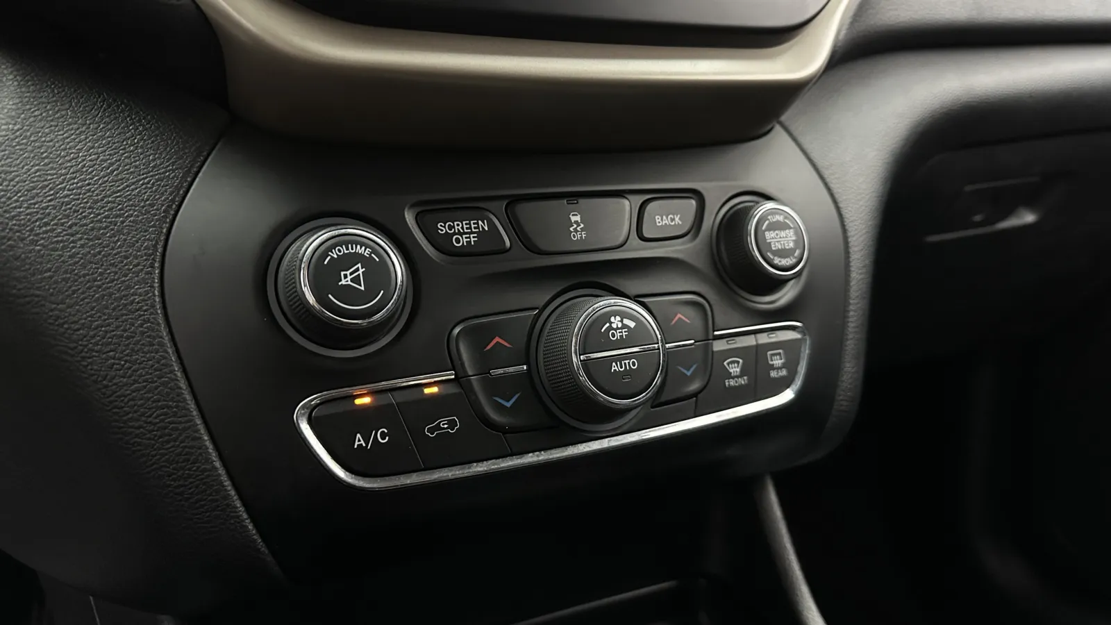 Jeep Cherokee photo 18
