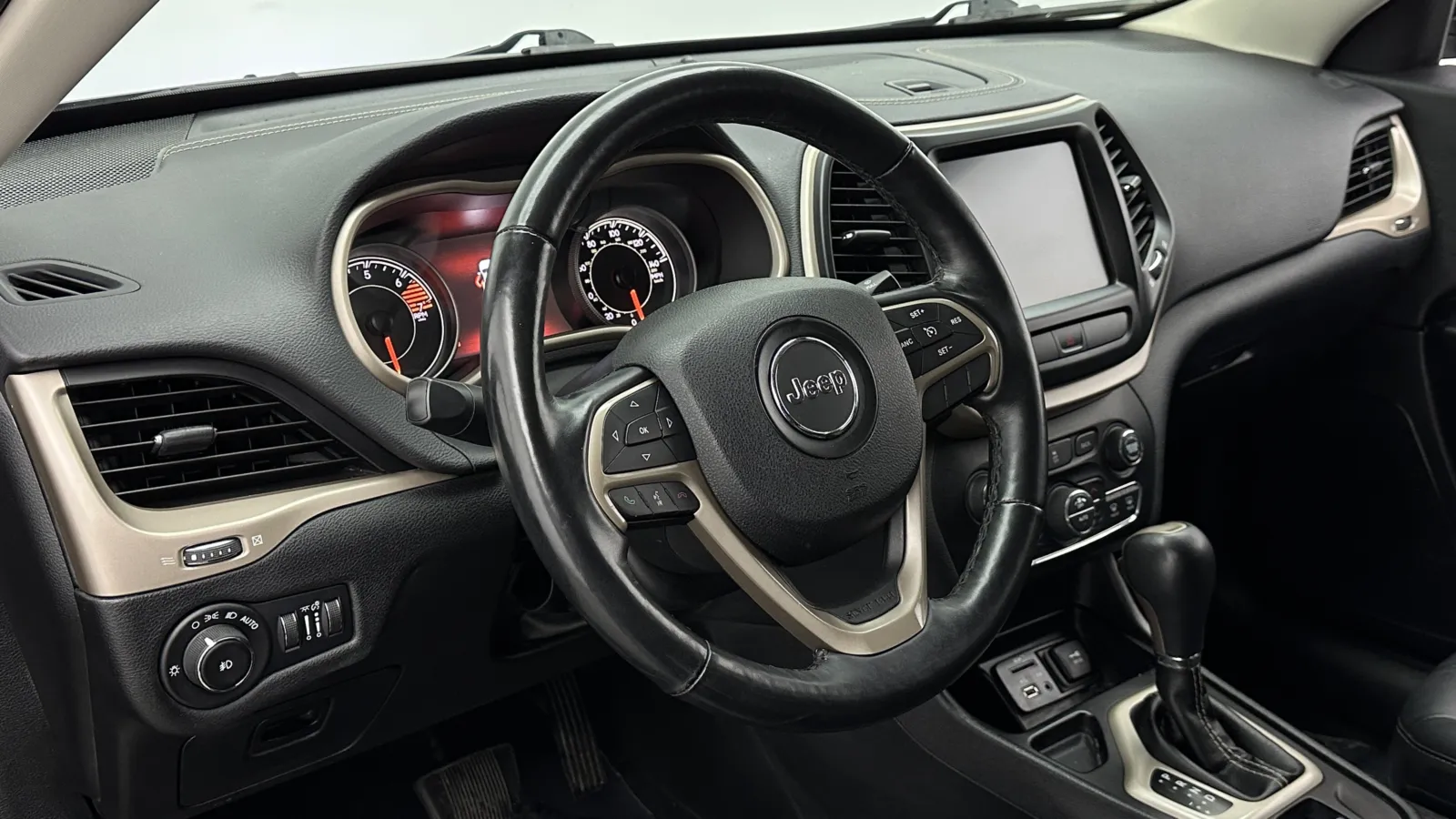 Jeep Cherokee photo 8