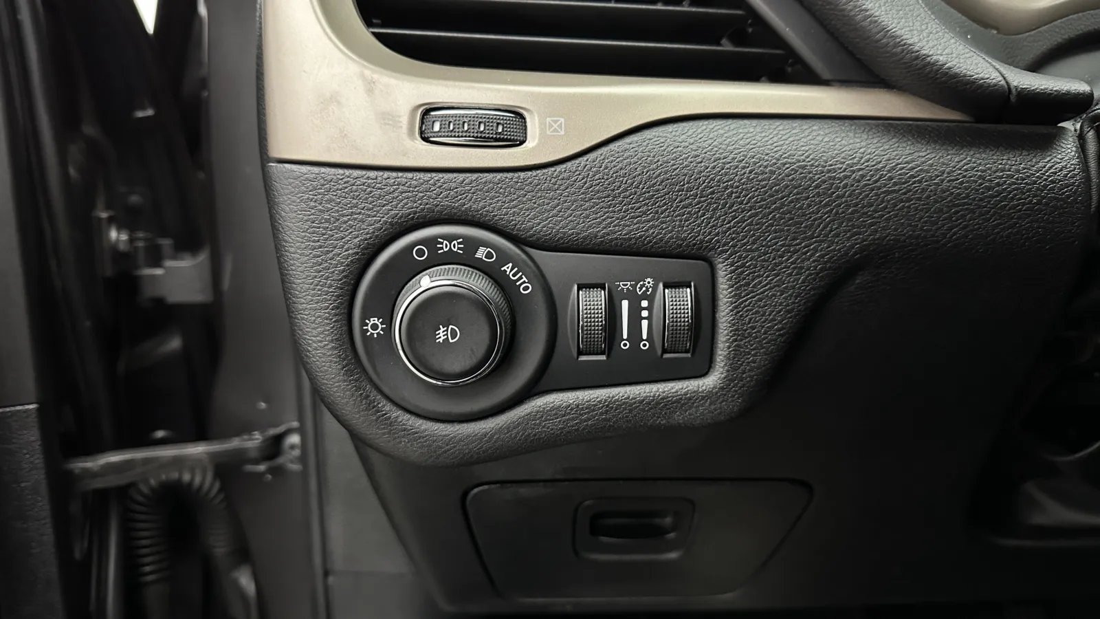 Jeep Cherokee photo 16