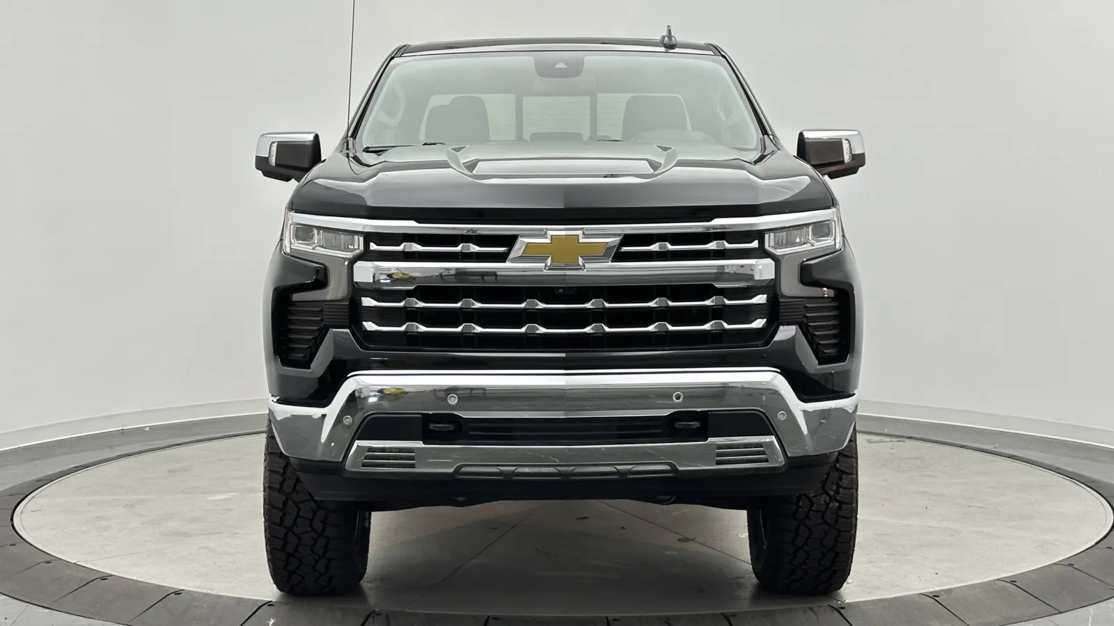 Chevrolet Silverado photo 2