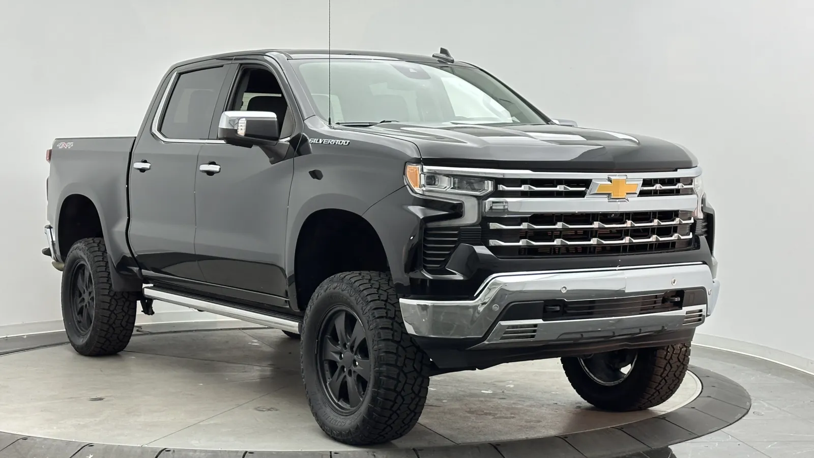 Chevrolet Silverado photo 3