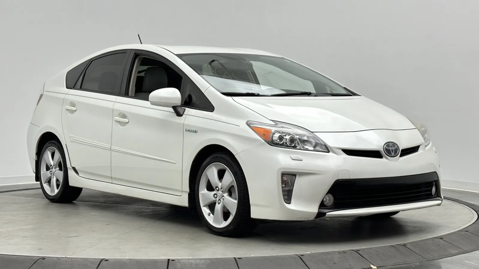 Toyota Prius photo 3