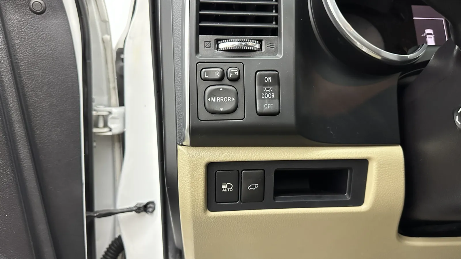 Toyota Sequoia photo 19