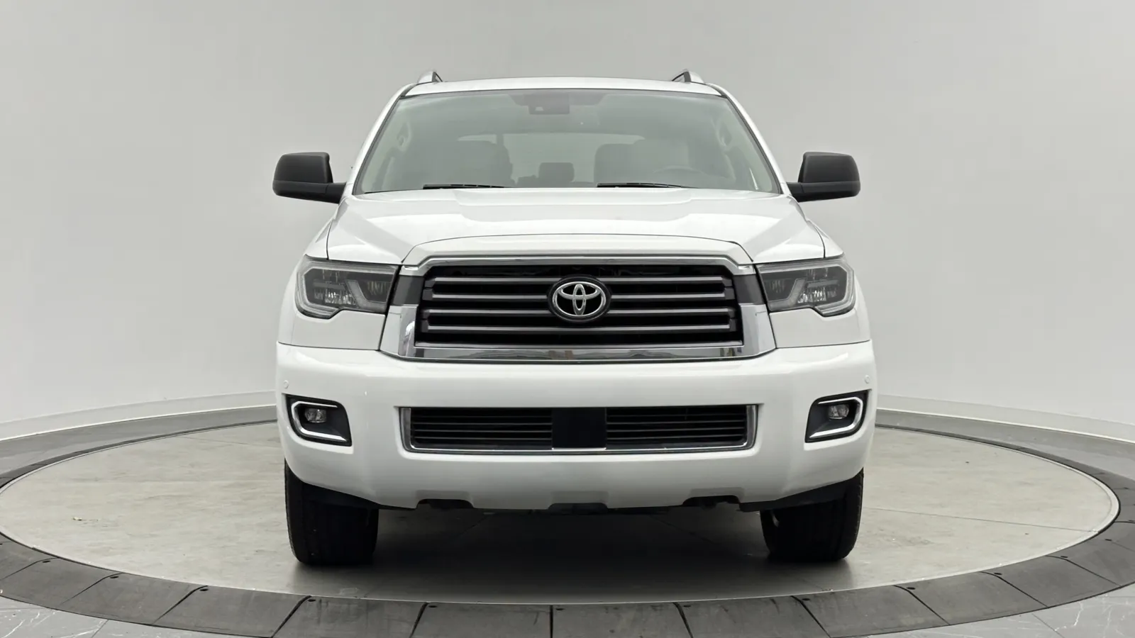 Toyota Sequoia photo 2