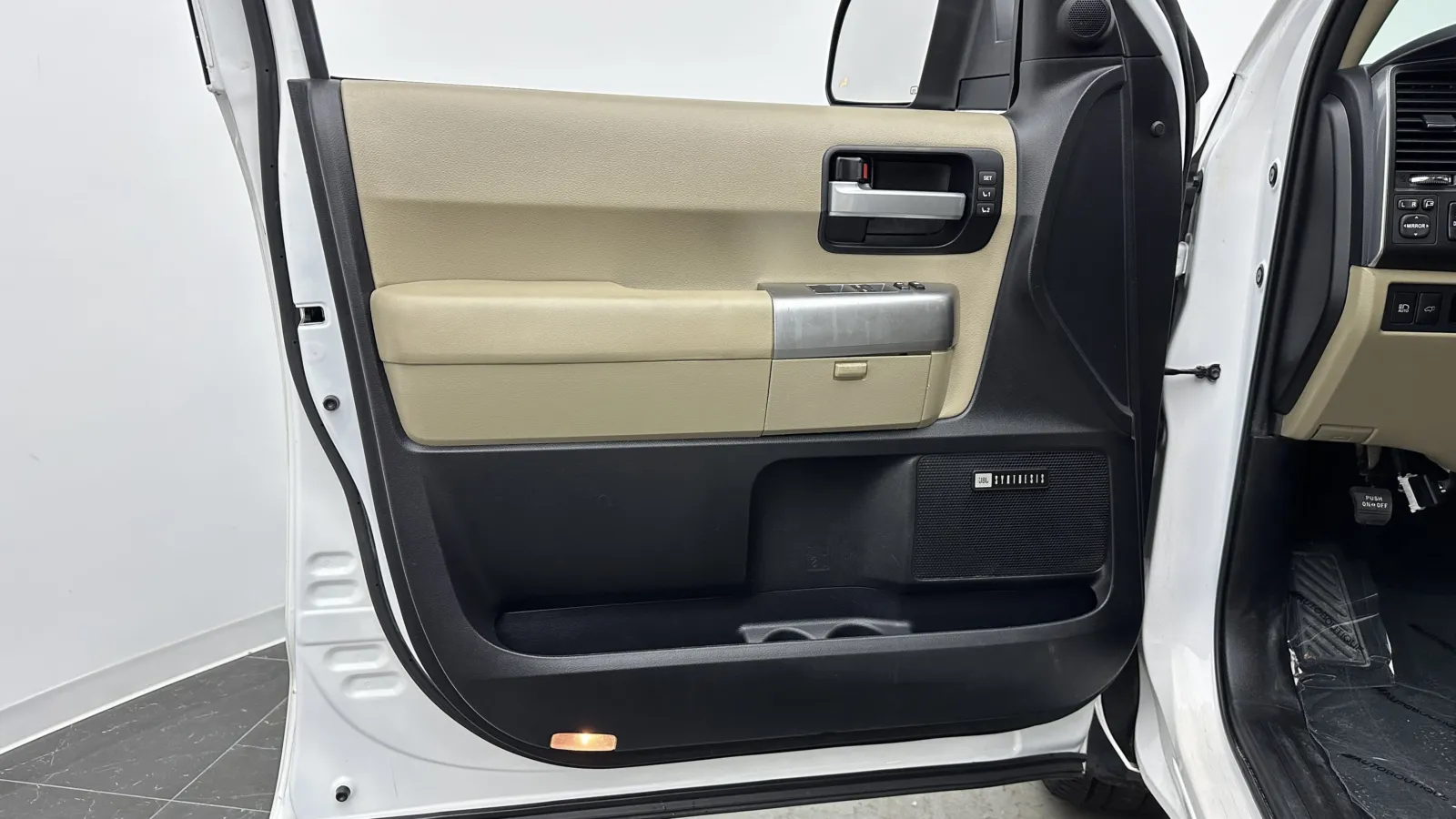Toyota Sequoia photo 11