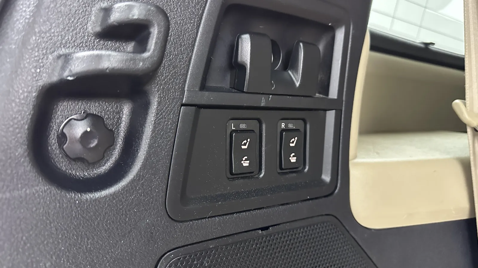 Toyota Sequoia photo 33