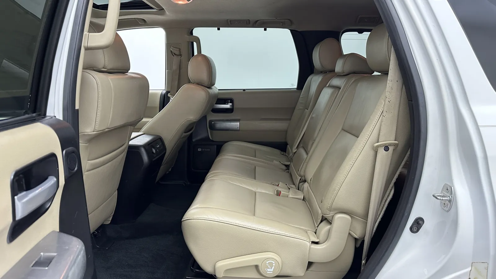 Toyota Sequoia photo 28