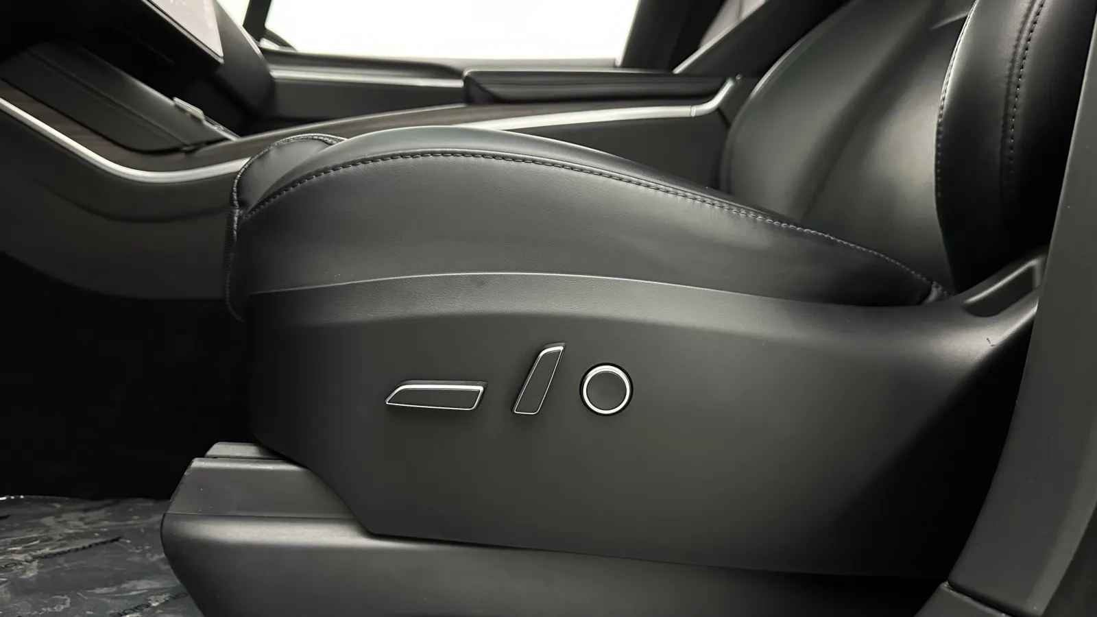 Tesla Model X photo 13