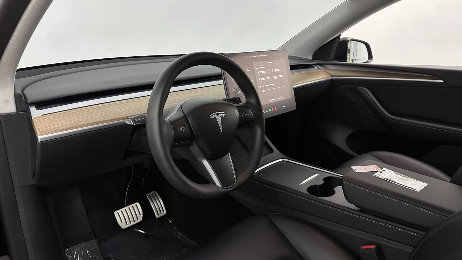 Tesla Model Y photo 10