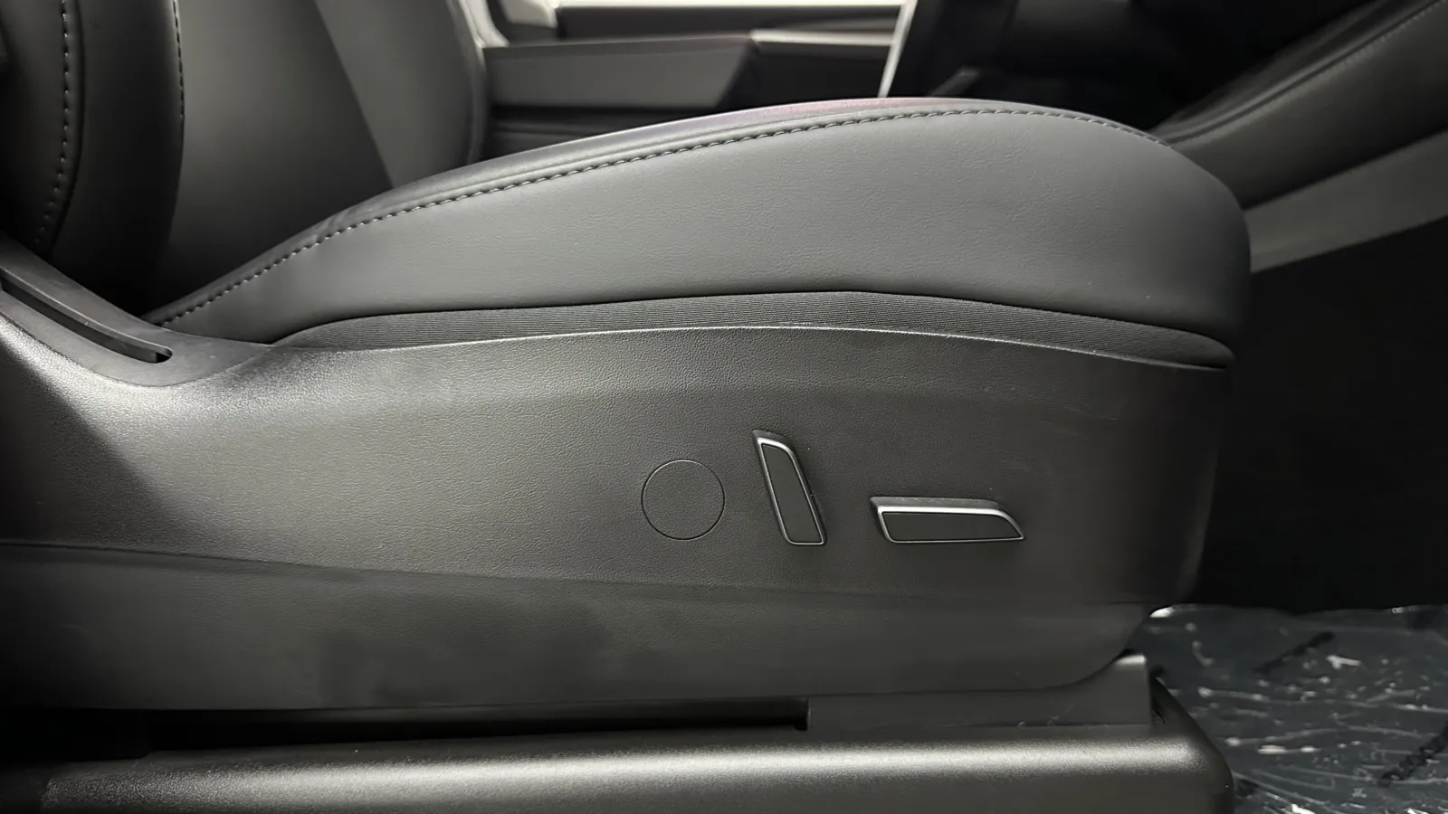 Tesla Model Y photo 37