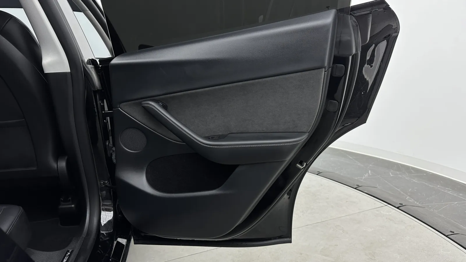 Tesla Model Y photo 33