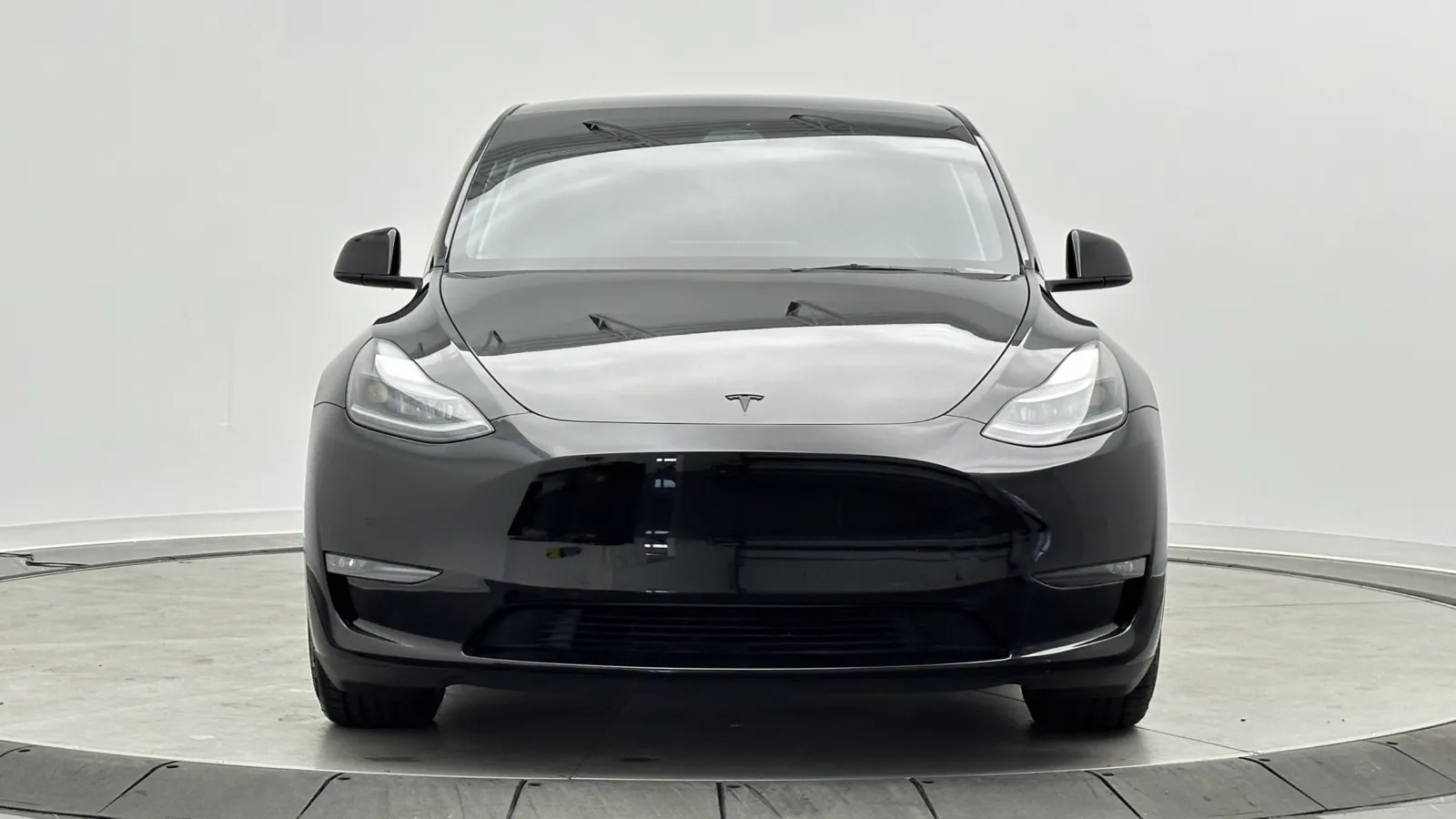 Tesla Model Y photo 2