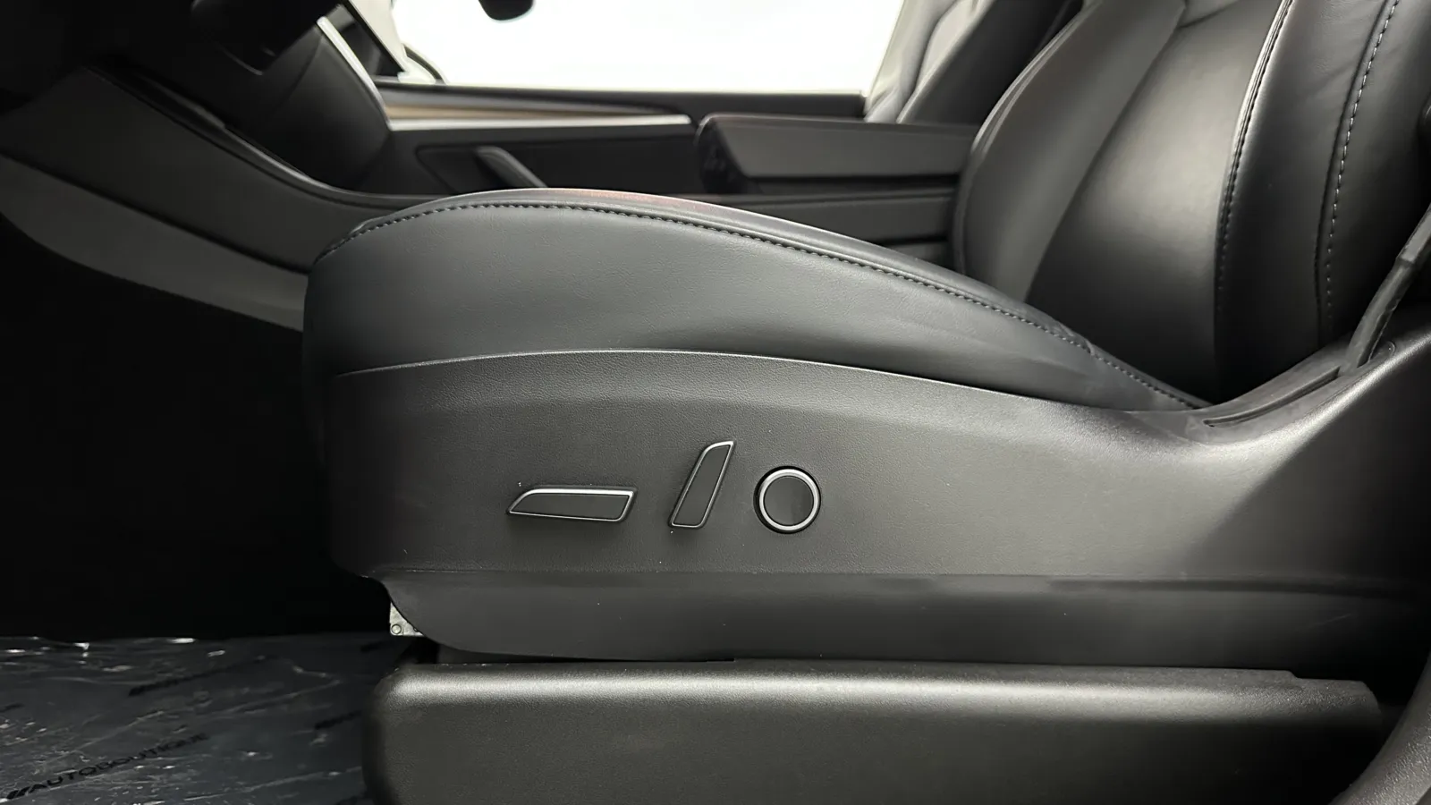 Tesla Model Y photo 12