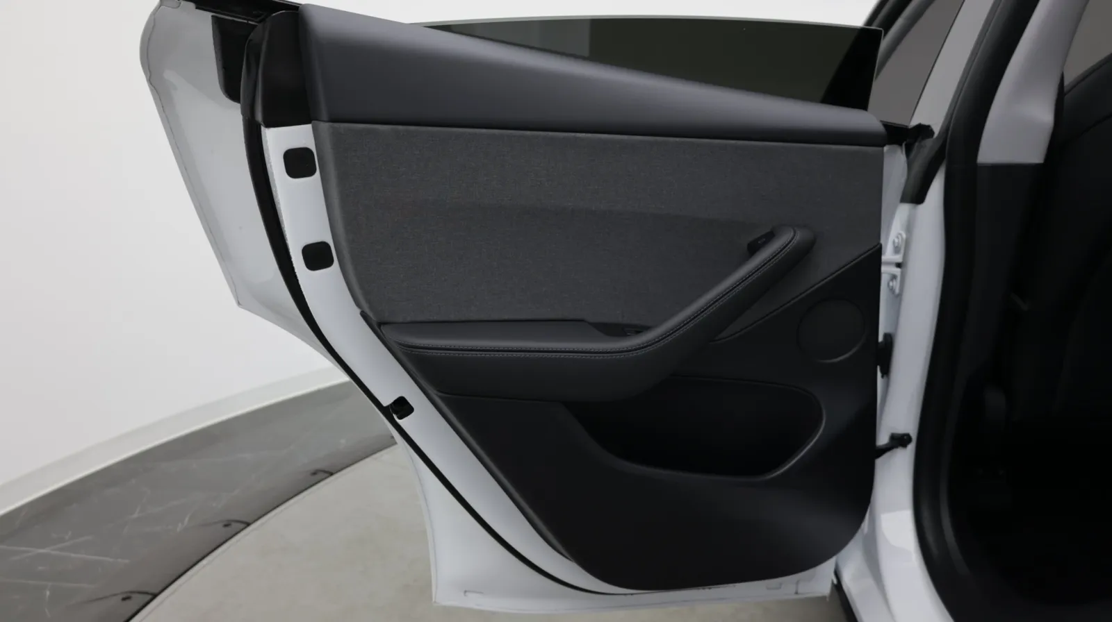 Tesla Model Y photo 24