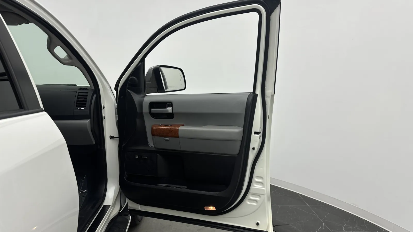 Toyota Sequoia photo 39