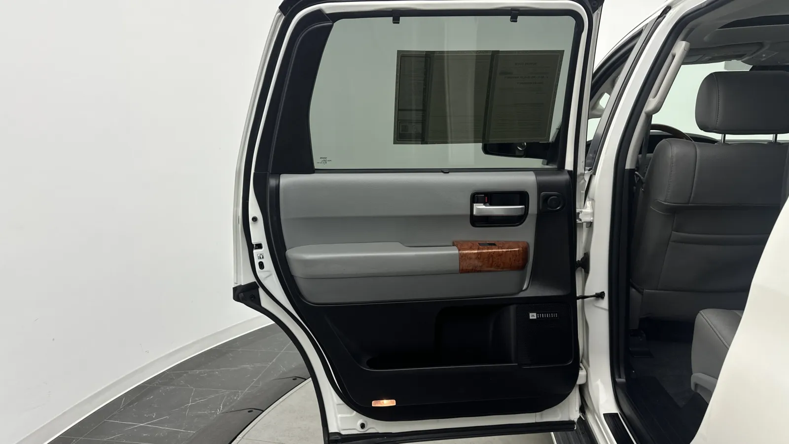 Toyota Sequoia photo 26
