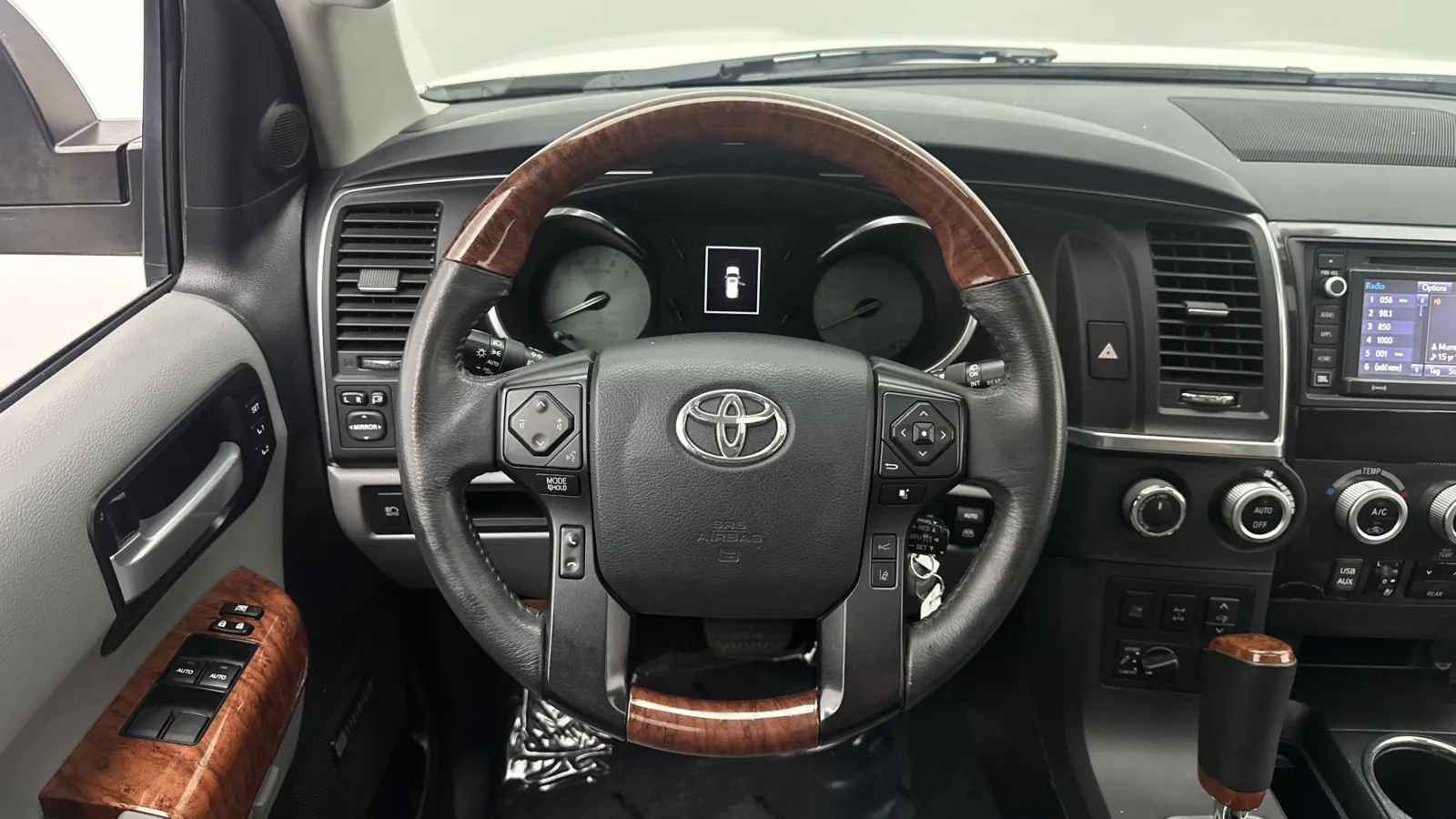 Toyota Sequoia photo 35