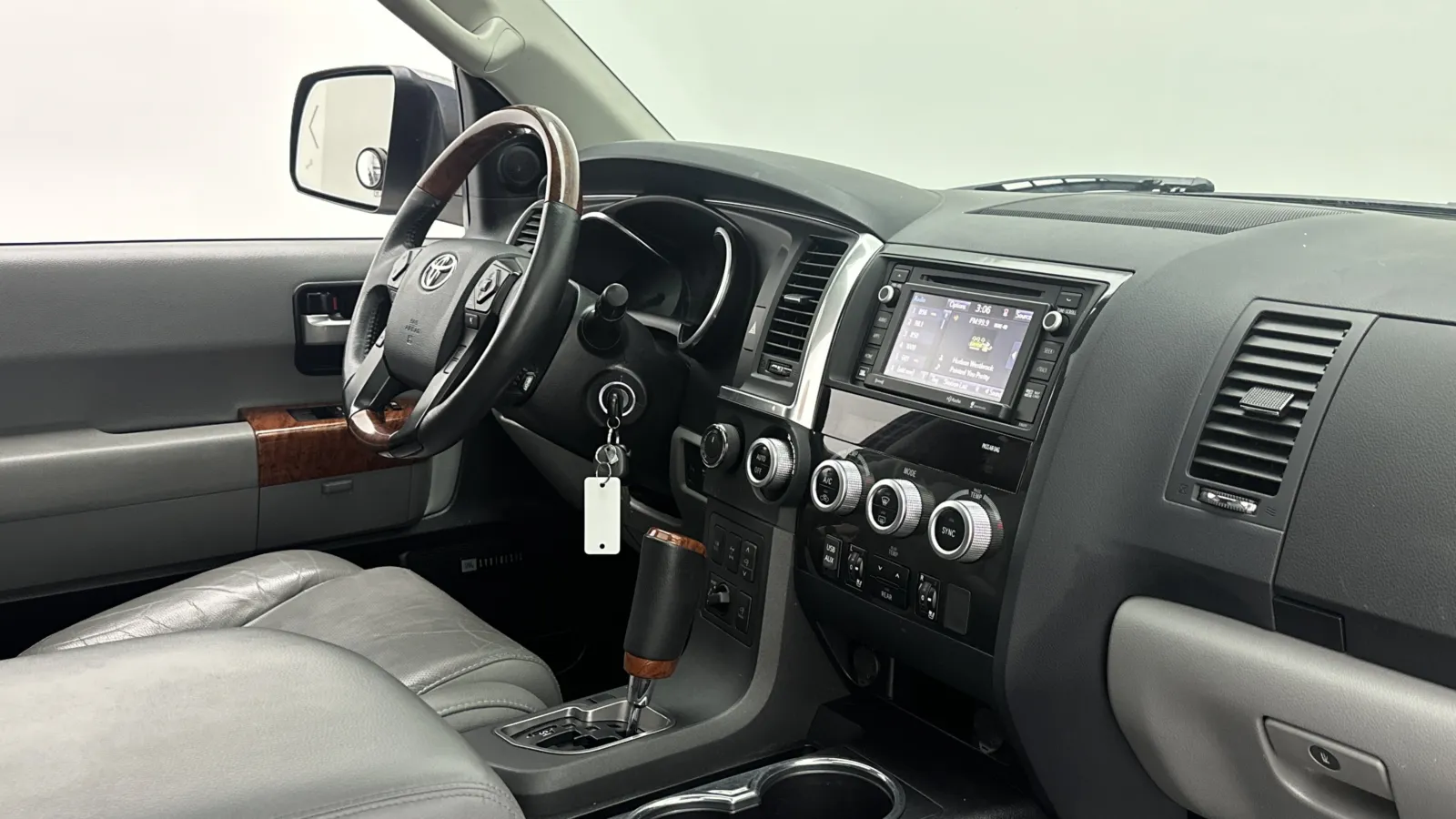 Toyota Sequoia photo 40