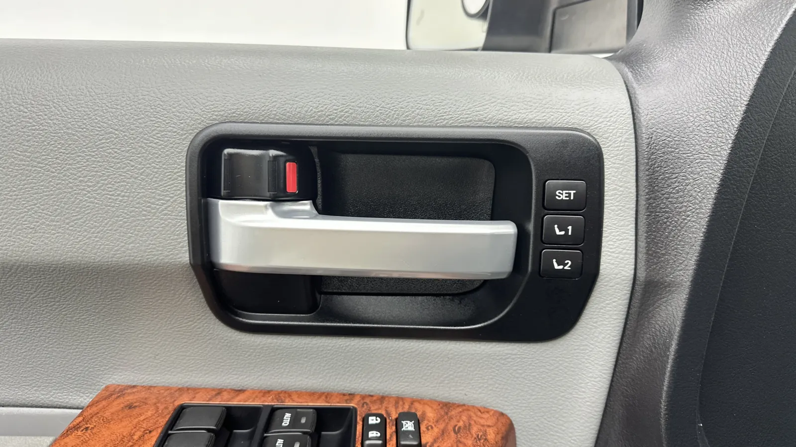 Toyota Sequoia photo 10