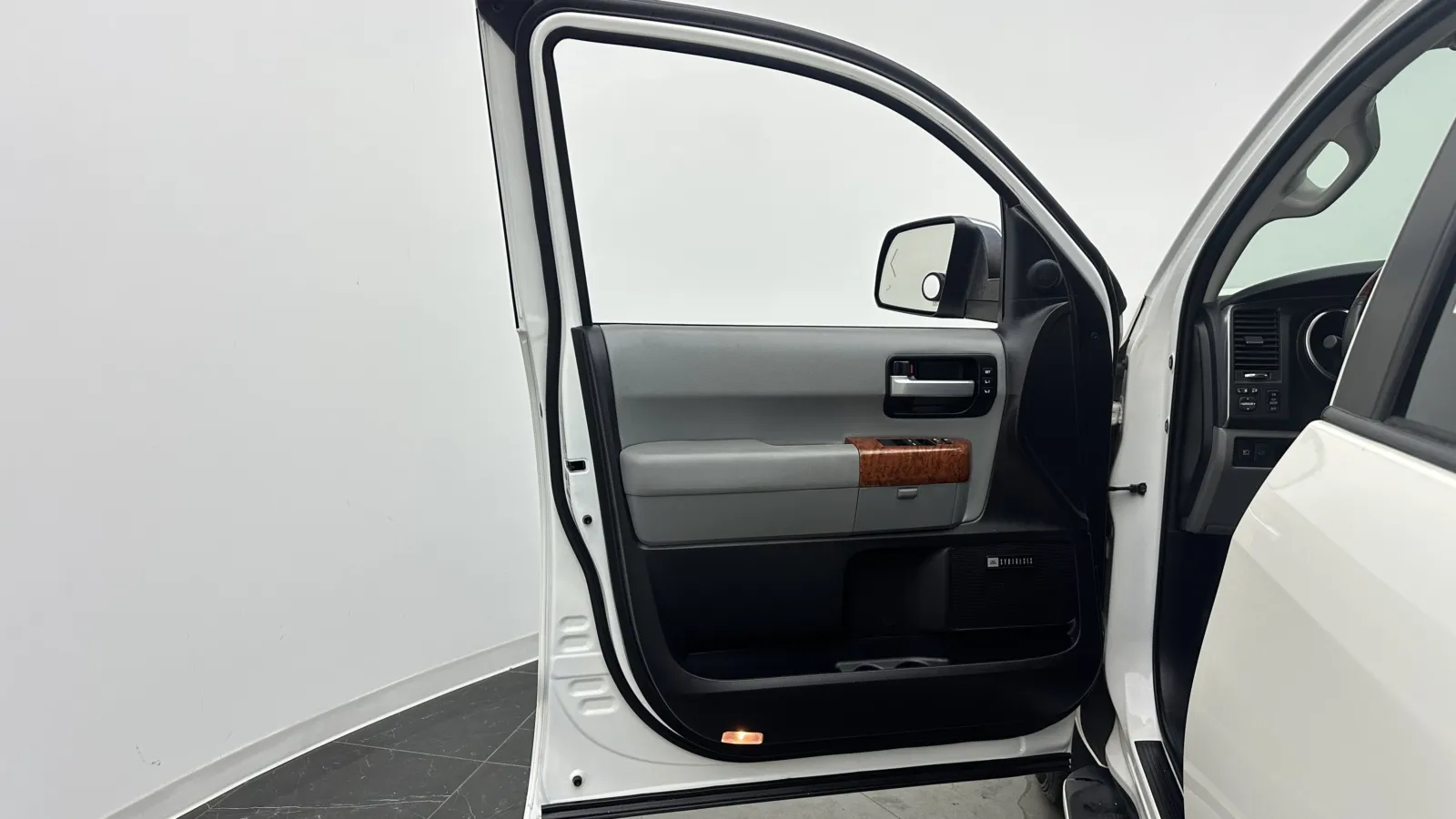 Toyota Sequoia photo 8